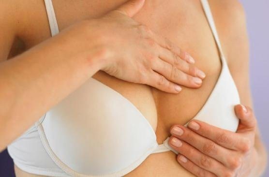 Красные пятна на груди