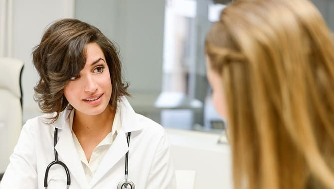 Врач и девушка